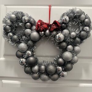 2020 Disney Tinsel Silver Minnie Bow Wreath. Comes in original box.